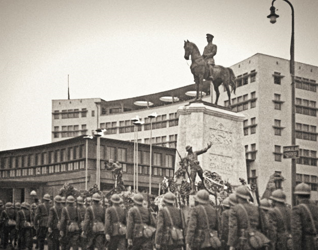 Ulus Meydanı’nda Atatürk’ün cenaze alayı, Ankara, 1938. Yapı Kredi Tarih Arşivi